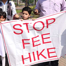 فیسوں میں اضافے کے خلاف سندھ یونیورسٹی کے طلباء کا احتجاج جاری