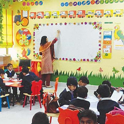 اسکولوں کی بندش کے باوجود پرائیویٹ اسکولز پوری فیس وصول کررہے ہیں